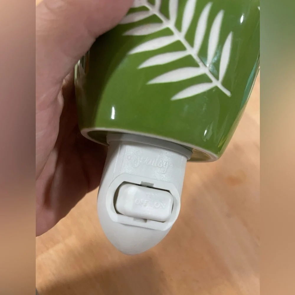 EUC Bundle of 2 Scentsy brand plug ins